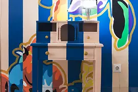 Eingangsbereich im Hotel Altstadt Vienna mit einem Kunstwerk von ZUK CLUB
