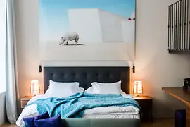 Hotelzimmer mit einem Gemälde von Clemens Ascher