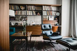 Hotelzimmer mit einem Eames Chair in der Opera Suite im Altstadt Vienna