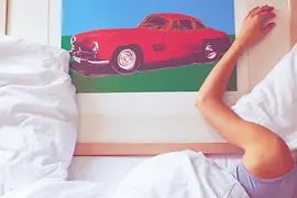 Bild von Andy Warhol mit einer schlafenden Hand darüber
