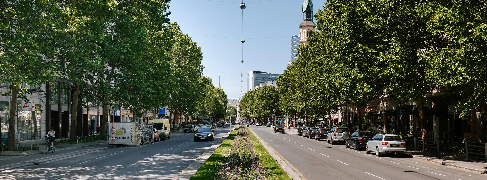 Autos devant la caserne Rossauer 