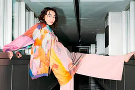 Modella con abiti della stilista Ferrari Zöchling