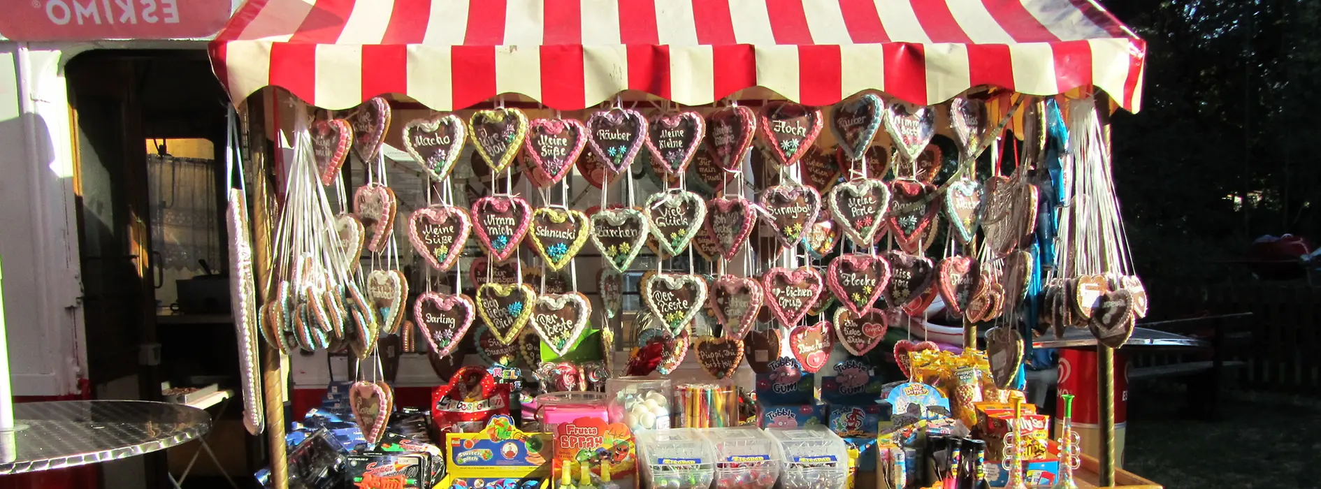 Stand, an dem Lebkuchenherzen ausgestellt sind, im Böhmischen Prater