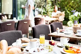 Snídaně v zahradě boutique hotelu 