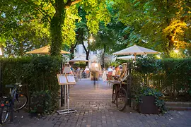 Esti hangulat a Schottenstiftben található Cafè Diglas kertjében