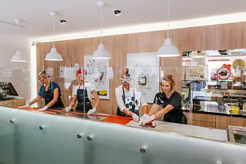 Production of sweets in Vienna's Sugar Workshop