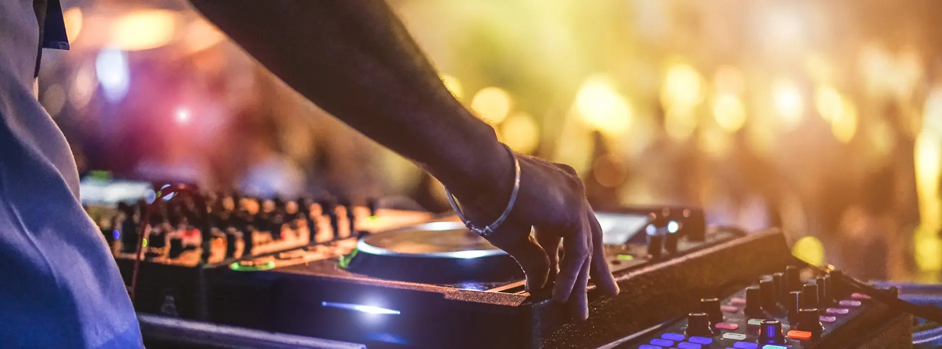 DJ en la pista de baile