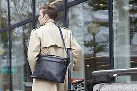 Mann mit Ledertasche von Eva Blut