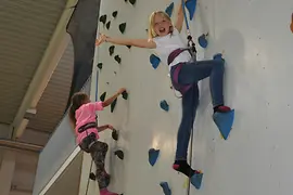 Family Fun, zwei Mädchne auf der Kletterwand