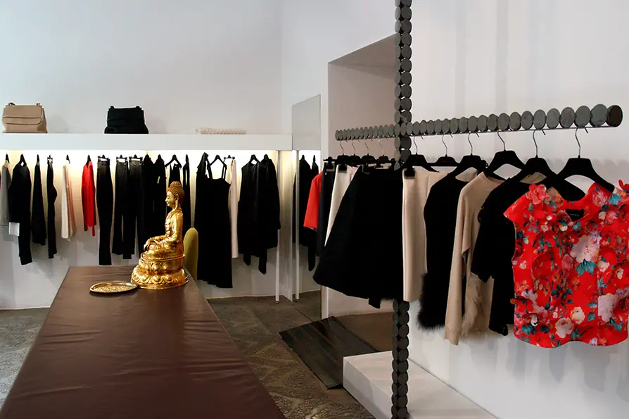 Robe sur un porte-vêtements
