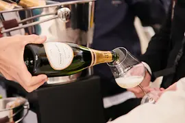 Champagner wird in ein Glas eingeschenkt