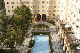 Social housing building, Reumannhof, swimming pool