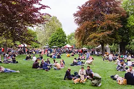 Menschen beim Genuss-Festival im Wiener Stadtpark 