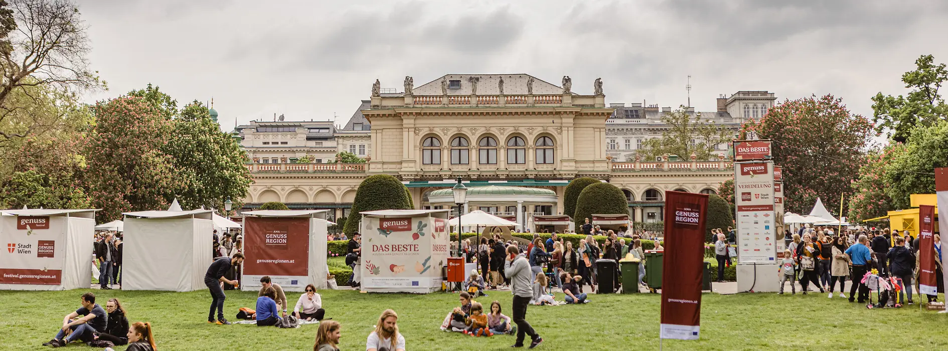 Menschen beim Genuss-Festival im Wiener Stadtpark