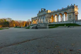 Глориетта в вечерних лучах осеннего солнца