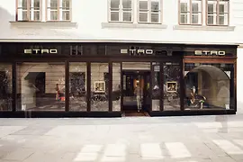 Rue de boutiques de luxe 