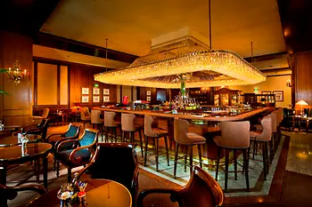 Bar Intermezzo, Hotel Intercontinental Wien, riesiger Luster über Barbereich