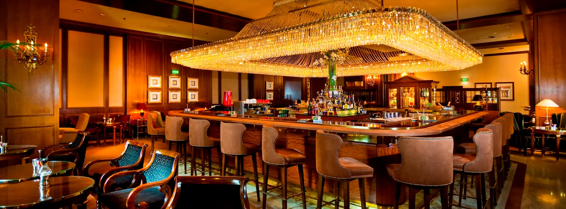 Bar Intermezzo, Hotel Intercontinental Wien, riesiger Luster über Barbereich
