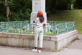 Frau vor Beethoven-Denkmal