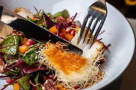 Тарелка с салатом и мясом