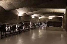 点灯された納骨堂の棺