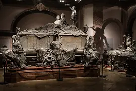 彫刻が施された棺