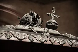 帝国宝珠と帝冠で飾られた棺の蓋