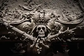 棺上に帝冠を冠した髑髏彫像