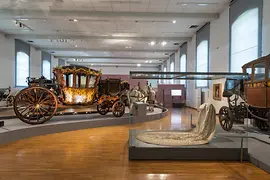 Calèches et vêtements au Musée des carrosses impériaux