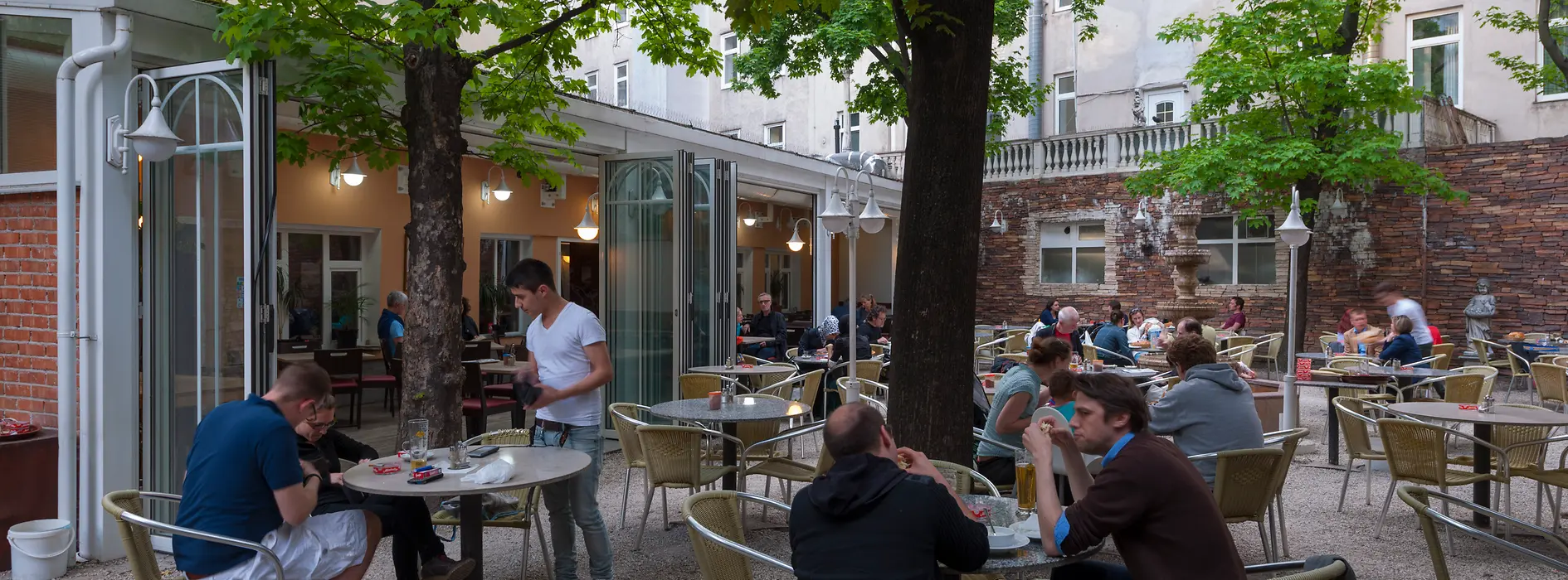 Kent, vue extérieure avec vue sur le jardin ombragé et les clients 