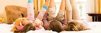 Bambini sul letto dell’hotel