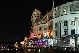 Terrasse décorée pour Noël avec vue sur le Canal du Danube