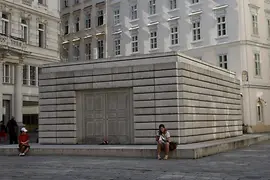 Rachel Whiteread emlékműve a Judenplatzon a Soá osztrák zsidó áldozatainak emlékére