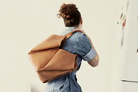 Frau mit Ledertasche