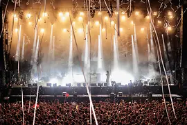 Koncertszínpad fényjátékkal és tömeggel a Donauinselfest zenei fesztiválon