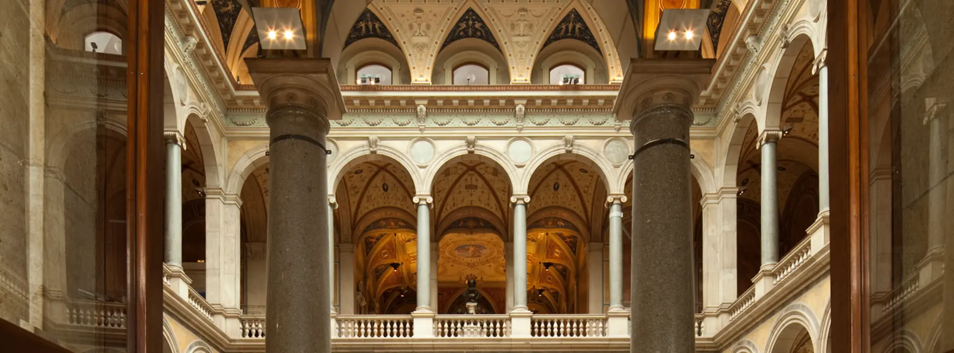 Vestíbulo con columnas del MAK