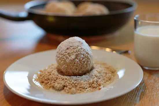Maroniknödel mit Schokoladesauce