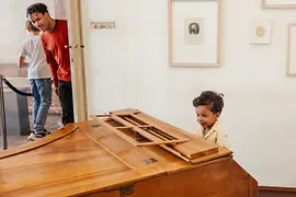 Mozarthaus Vienna, family program, a child playing the piano