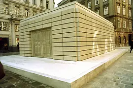 Мемориальный памятник-предостережение на площади Юденплатц