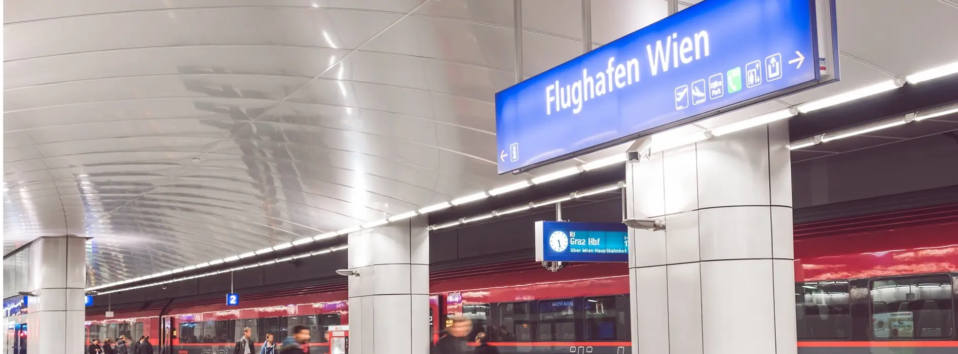 ÖBB Railjet alla stazione dell'aeroporto con viaggiatori in primo piano
