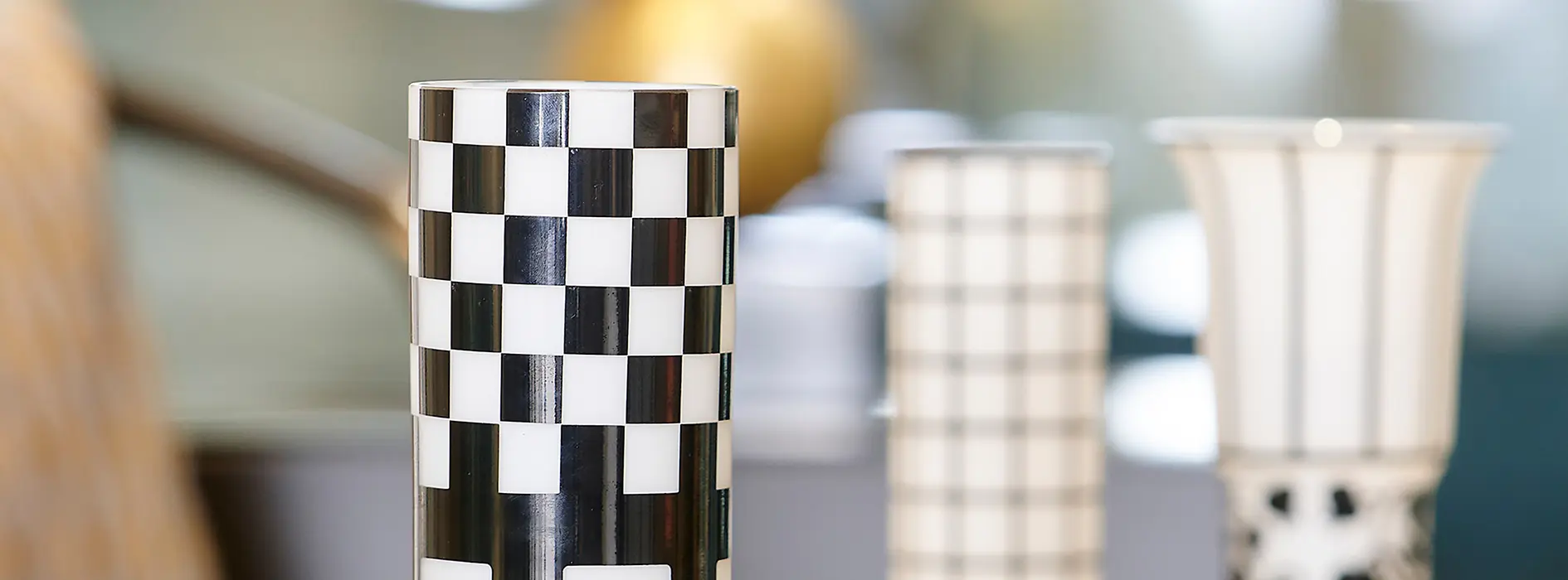 Vitrine des Österreichische Werkstätten avec différents meubles