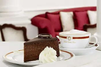 Una fetta di torta Sacher con panna montata