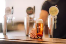 Cerveza Ottakringer en vaso en la barra