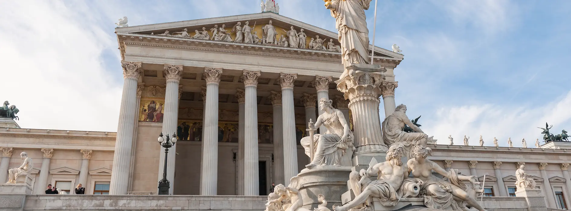 Parlement, vue extérieure avec pallas Athene en avant plan 