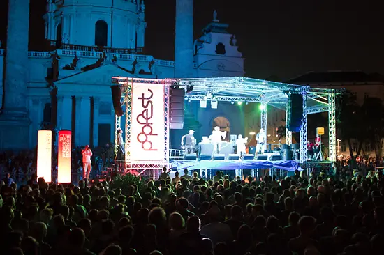 Popfest Wien, Band auf der Bühne vor der Karlskirche, abends