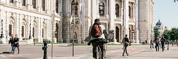 ブルク劇場前のサイクリスト