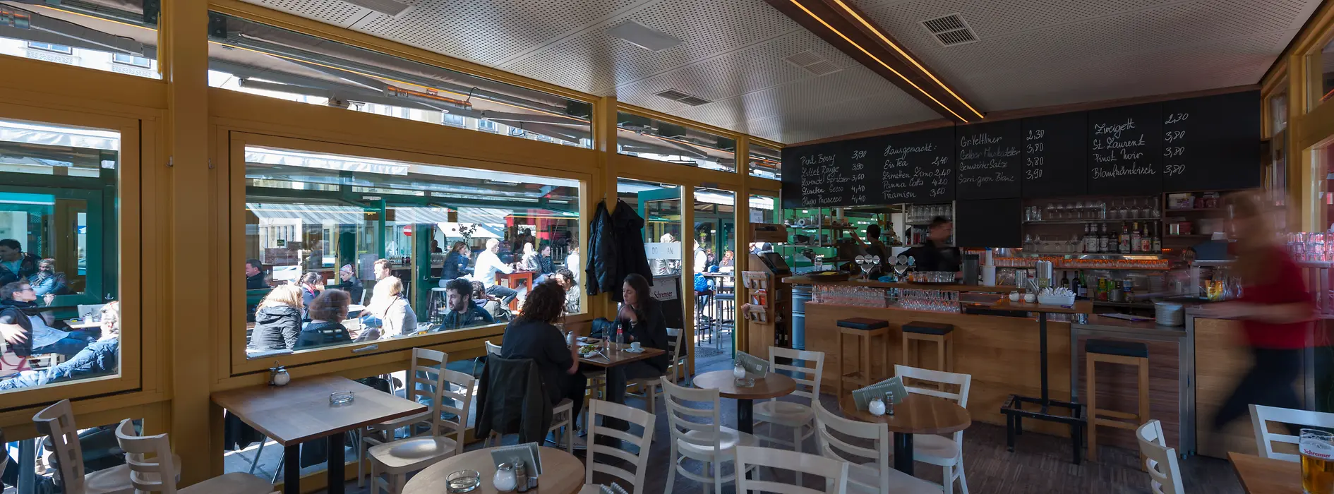 Do An restaurant at Naschmarkt, exterior shot with guests 