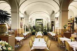 証券取引所ビル内のレストラン・ハンセン、店内