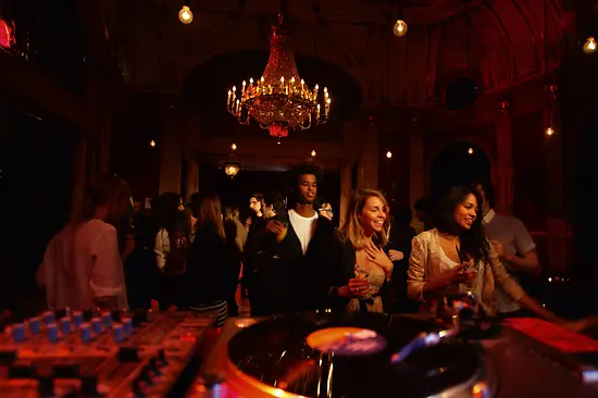 Des gens dansent au bar rouge au Volkstheater.