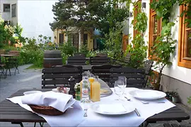 Schreines Gastwirtschaft Gastgarten, terített étkezőasztal
